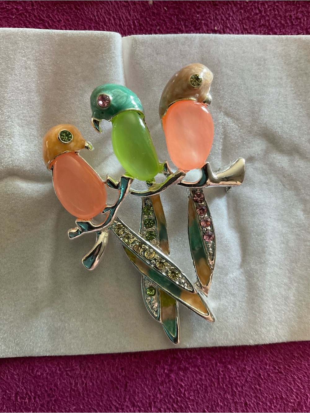 Vintage style brooch features three parrots w/pink “jelly belly” cabochon bodies